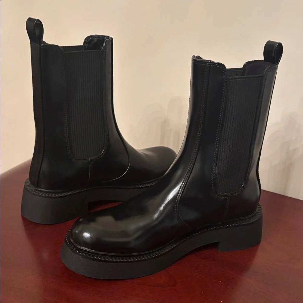 Zara Chelsea combination vegan leather chunky sole black ankle booties sz.6